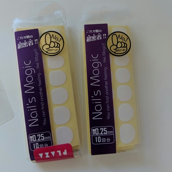 Free with purchase! Red nail chips + adhesives - Picture 3 of 3